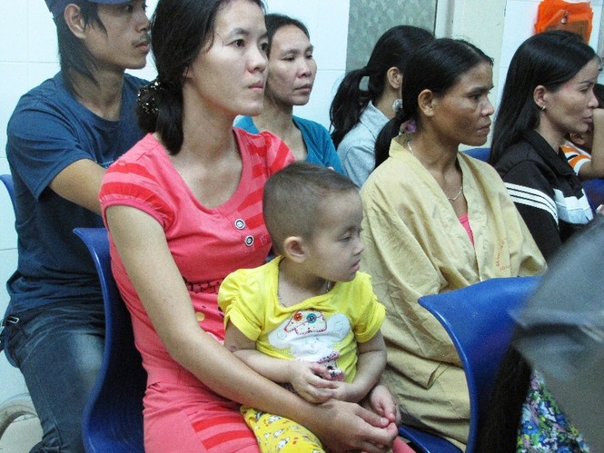 Trao quà Tết cho bệnh nhi và công nhân môi trường - ảnh 1